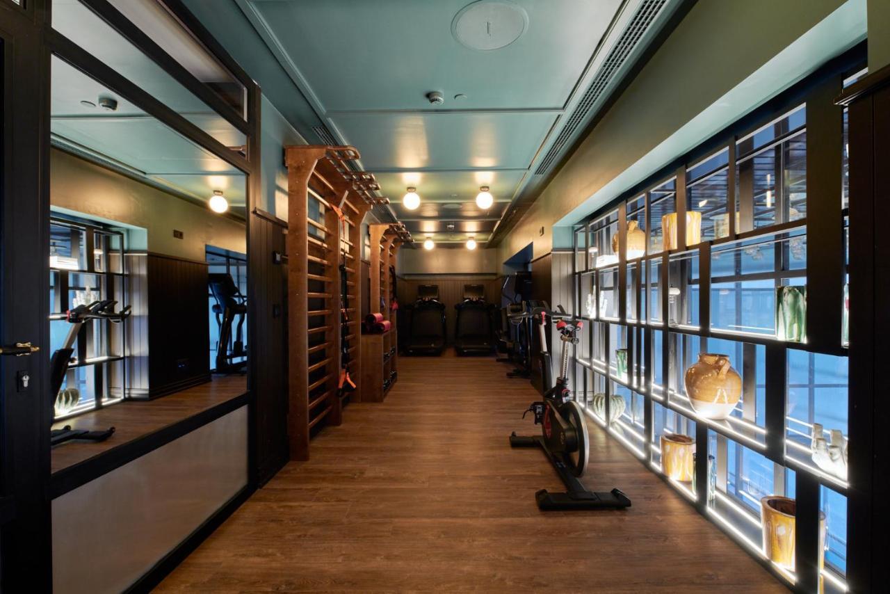 아이레 호텔 아스토리아 팰리스 발렌시아 외부 사진 The gym at the 100 East 53rd Street location