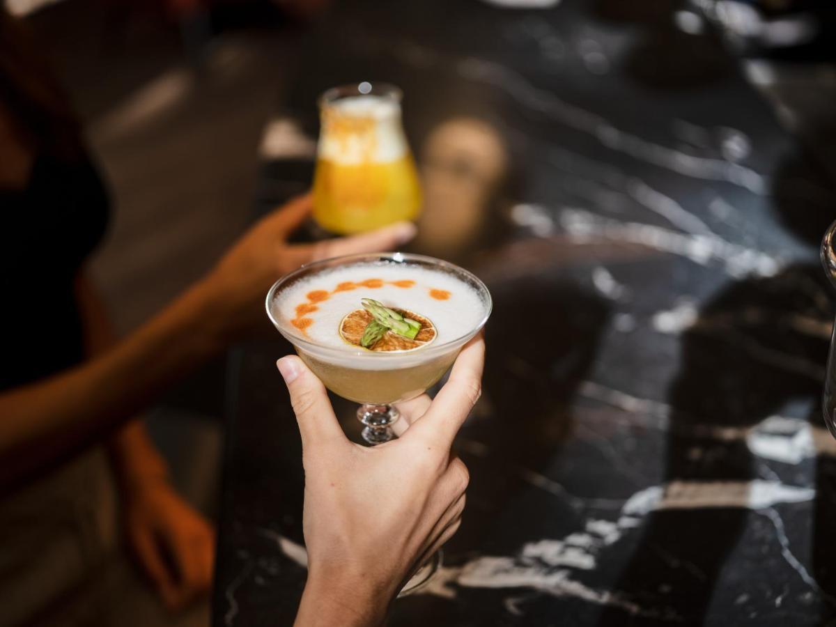 아이레 호텔 아스토리아 팰리스 발렌시아 외부 사진 A bartender serving a cocktail