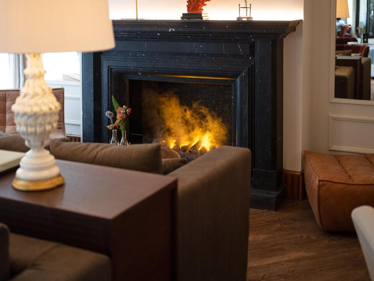 아이레 호텔 아스토리아 팰리스 발렌시아 외부 사진 The fireplace in the lobby