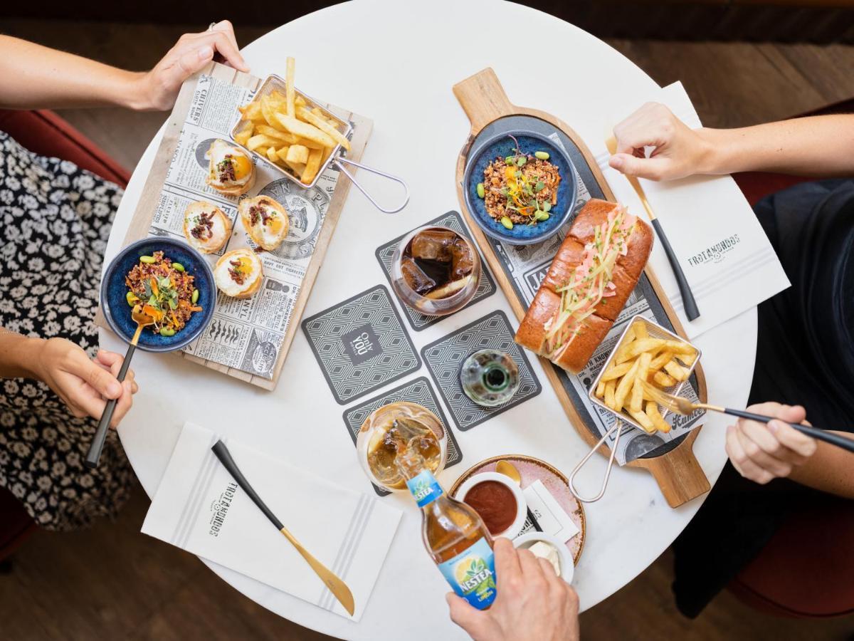 아이레 호텔 아스토리아 팰리스 발렌시아 외부 사진 A selection of dishes at the restaurant