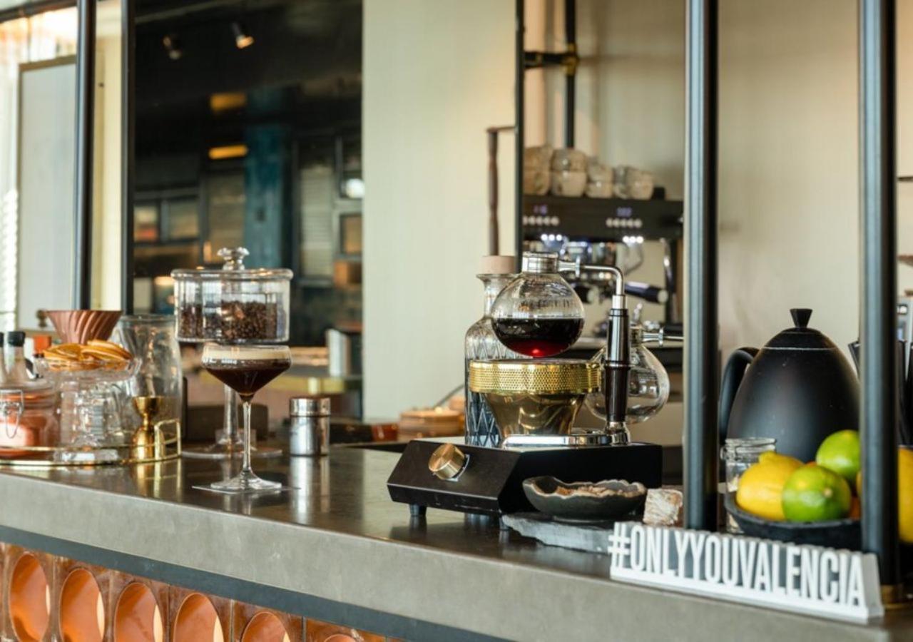 아이레 호텔 아스토리아 팰리스 발렌시아 외부 사진 Tea being prepared at a tea bar