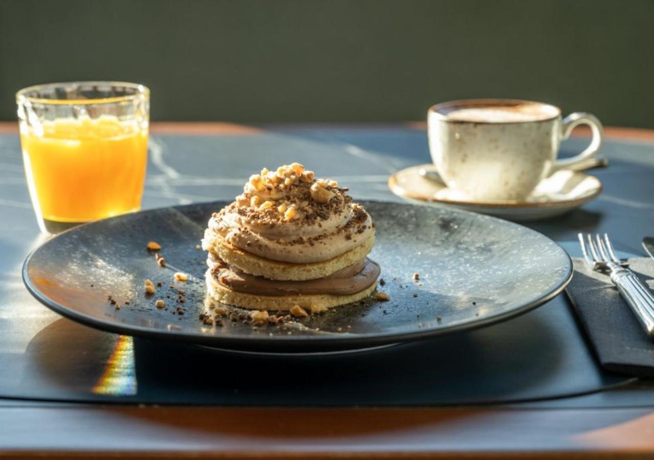 아이레 호텔 아스토리아 팰리스 발렌시아 외부 사진 A chocolate and orange mousse