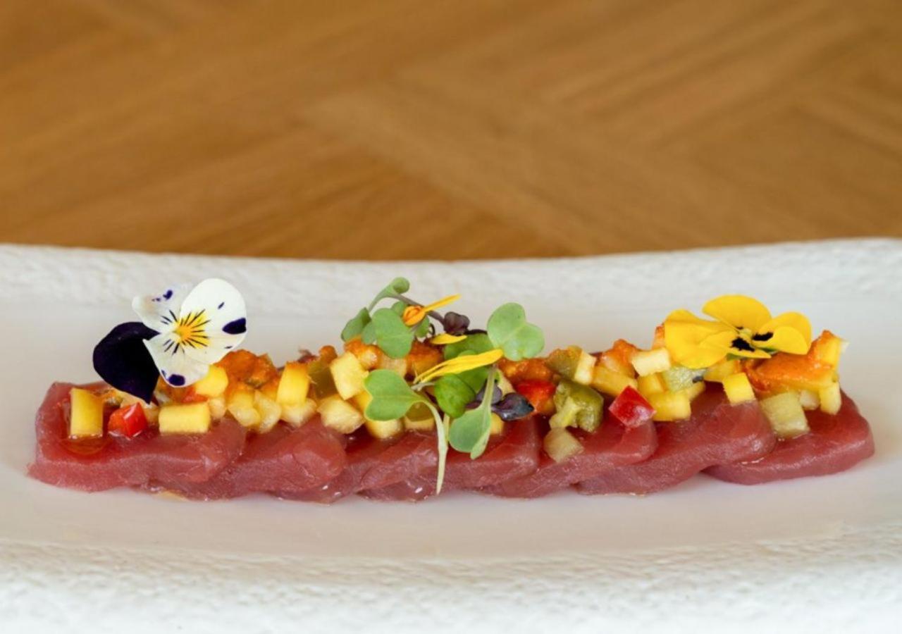 아이레 호텔 아스토리아 팰리스 발렌시아 외부 사진 A dish of edible flowers