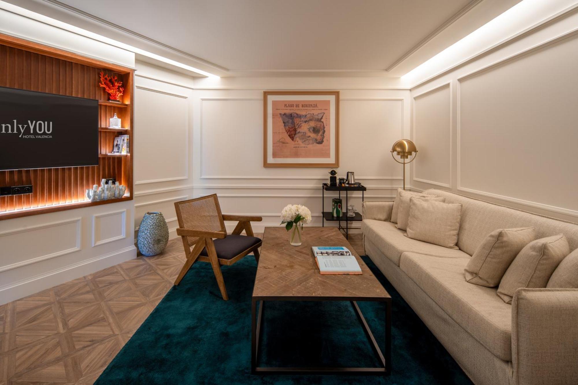 아이레 호텔 아스토리아 팰리스 발렌시아 외부 사진 The living room of a suite at the hotel