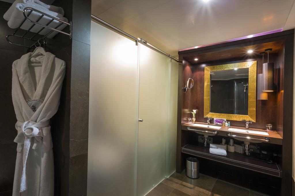 아이레 호텔 아스토리아 팰리스 발렌시아 외부 사진 A bathroom in a hotel