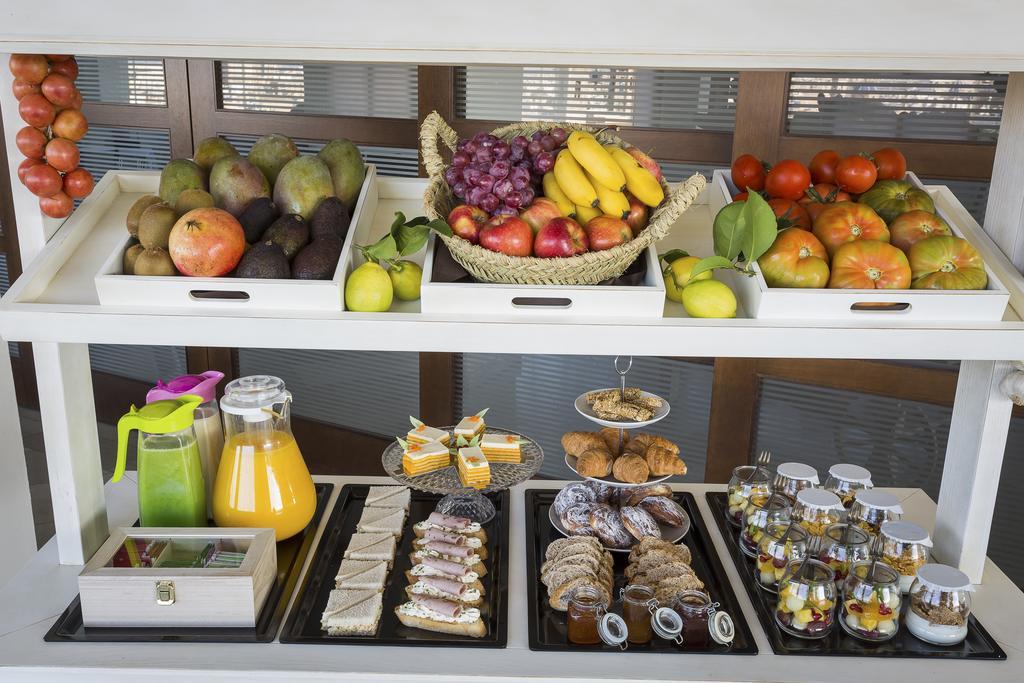 아이레 호텔 아스토리아 팰리스 발렌시아 외부 사진 A buffet with fruit and sweets